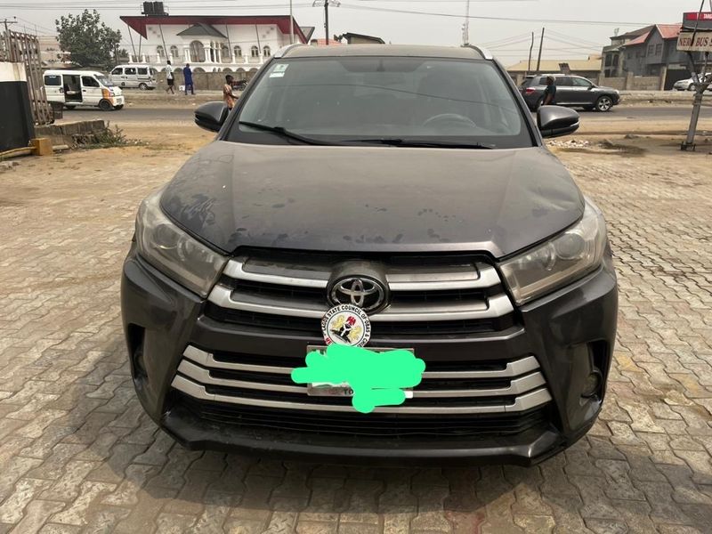 Thumbnail 2 of 2015 Toyota Highlander